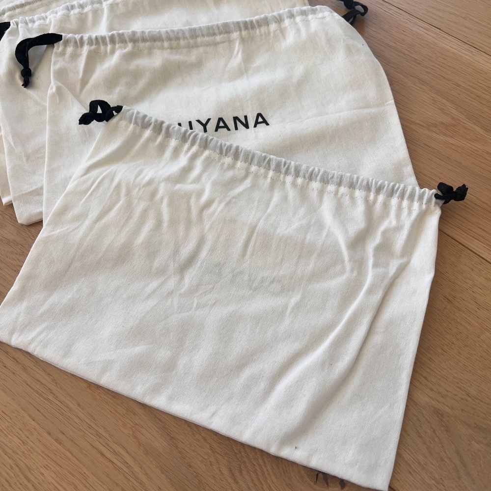 Cuyana Cream Drawstring Dust Bags, set of 6. Approx 12 x 9”@ - Picture 4 of 6